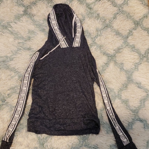 I am selling a long sleeve thin shurt - Picture 1 of 1